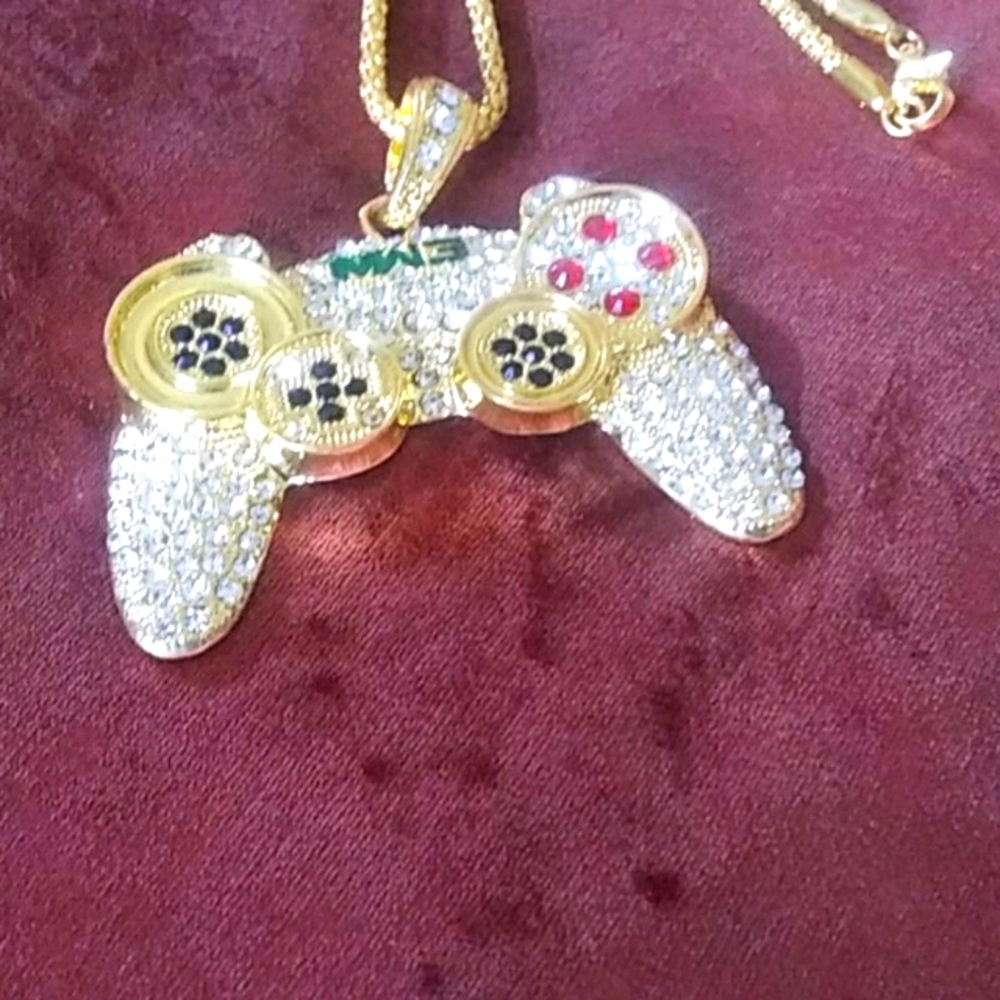 Game controller Pendant w Chain - Picture 3 of 6